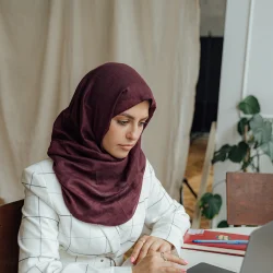 Ayesha Khan Amliyaat Markaz